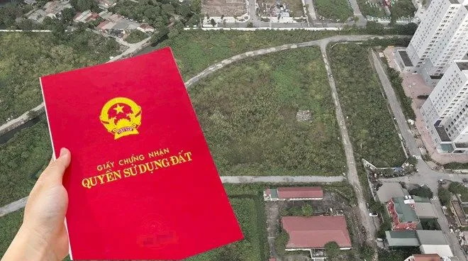 Cầm sổ đỏ trên tay, nhìn ra khu đất tại Hà Nội, kiểm tra hồ sơ và pháp lý nhà đất
