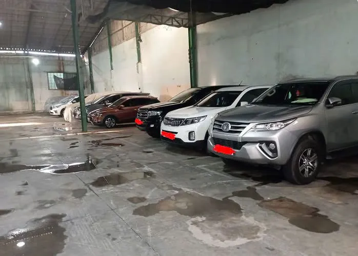 Gara có mái che lưu giữ ô tô của cửa hiệu
