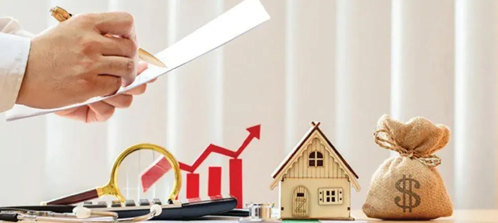Kiểm tra giấy tờ, kính lúp, mô hình nhà và túi tiền, minh họa lãi suất và chi phí cầm đồ minh bạch