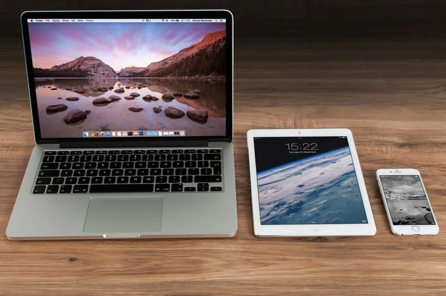 Laptop MacBook, máy tính bảng và điện thoại đặt trên bàn, các thiết bị được cầm đồ tại Hà Nội