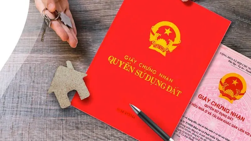 Giấy chứng nhận quyền sử dụng đất (sổ đỏ), chìa khóa và mô hình nhà, minh họa dịch vụ cầm sổ đỏ Hà Nội