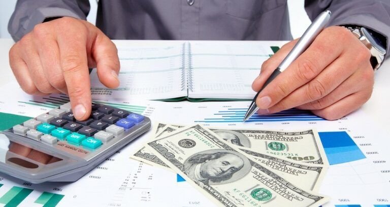 Nhân viên tính toán giá trị tài sản bằng máy tính, định giá trang sức công khai