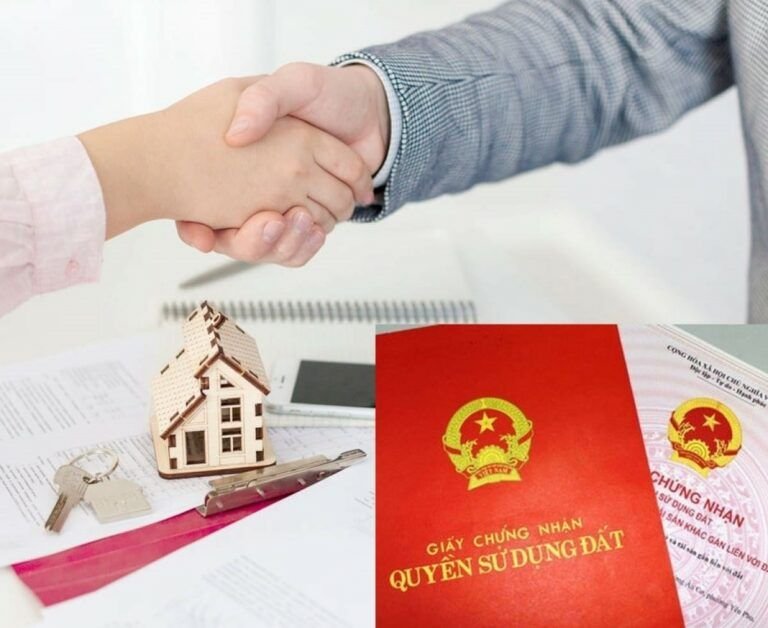 Bắt tay thỏa thuận cùng sổ đỏ, chìa khóa và mô hình nhà, giao dịch nhà đất minh bạch